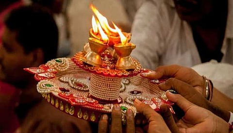 बगैर आरती के आपकी पूजा मानी जाती है अधूरी, जानें आरती करने का सही नियम