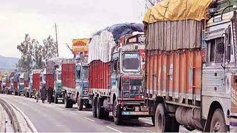 परिवहन विभाग का बड़ा फैसला : इस कारण नेशनल परमिट वाली ट्रकों को बंगाल में चलाया नहीं जा सकता