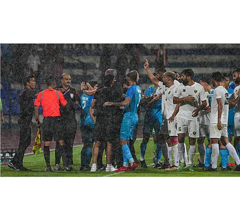 सैफ चैंपियनशिप : भारत ने पाकिस्तान को 4-0 से रौंदा, बीच मैदान आपस में भिड़े खिलाड़ी