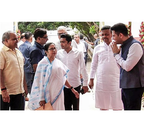 शुक्रवार को पटना में विपक्षी दलों की बैठक में भाग लेने पहुंची पश्चिम बंगाल की मुख्यमंत्री ममता बनर्जी का स्वागत करते आम आदमी पार्टी के नेता राघव चड्ढा