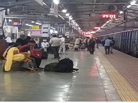 अभी फिलहाल के लिए हावड़ा स्टेशन ही बन गया है अस्थायी ठिकाना