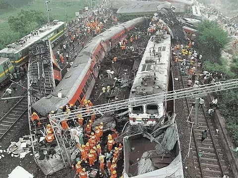 बालासोर हादसाः स्टील की बोगी को फाड़कर आर-पार हो गई पटरी