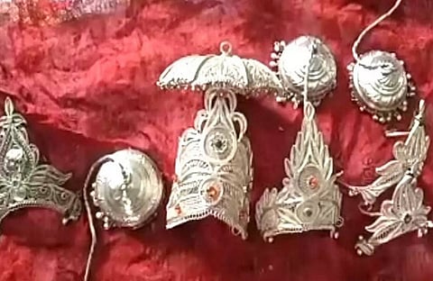 मंदिर में चोरी के बाद जिंदगी में मची तबाही, 9 साल बाद वापस किये गहने