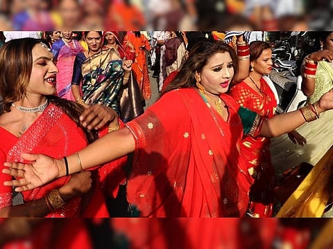 पैसों की किल्लत खत्म करने के लिये आज ही किन्नर को दान कर दें ये चीजें, भर जाएगी तिजोरी