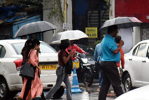 Rain in Kolkata : मौसम ने ली करवट, City Of Joy में शुरू हुई झमाझम बारिश