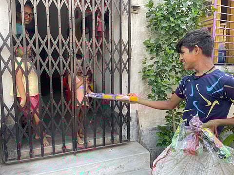 कोविड काल में अकेला छोड़कर चले गये माता-पिता, घूम-घूमकर खिलौने बेच रहा है 14 साल का कृष्णा