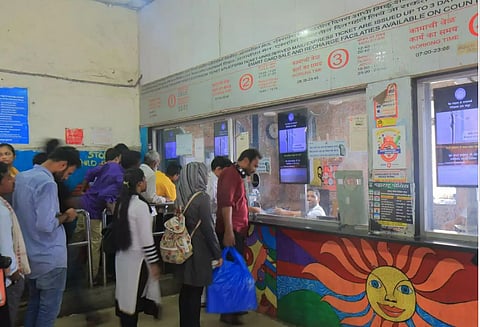 Durga Puja 2023 : सियालदह व हावड़ा स्टेशन पर