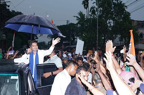 बारिश के बीच ही अभिषेक ने नदिया में की नवज्वार यात्रा