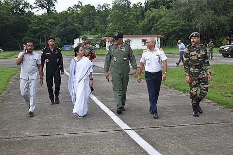 हवा में लड़खड़ाया ममता का हेलिकॉप्टर, हुईं घायल