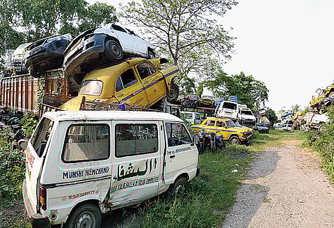 डेंगू के हाॅटस्पॉट बने पुलिस स्टेशन के बाहर पड़े परित्यक्त वाहन