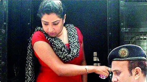 10 साल बाद 6 घंटे के लिए घर आयी देवयानी