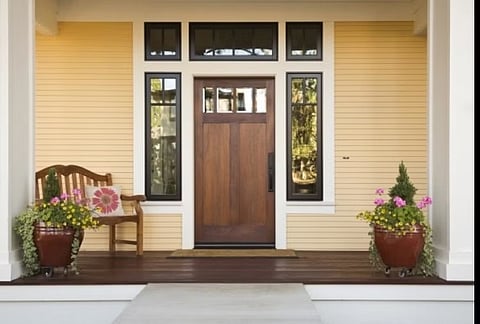 घर के मेन गेट से प्रवेश करती हैं मां लक्ष्मी, इस काम को करने से दौड़ी चली आएंगी मां