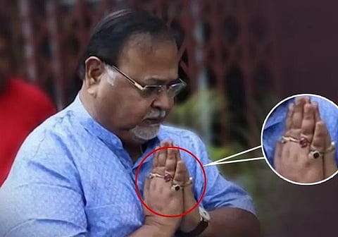 जेल में भी पार्थ के हाथों में है अंगूठी !