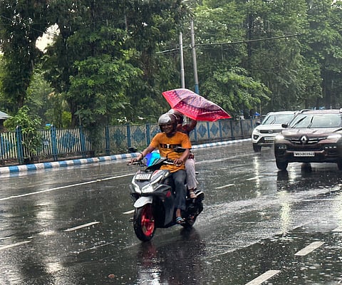 Weather Update: कोलकाता में अभी और लुढ़केगा पारा, कई जिलों में बारिश की आशंका