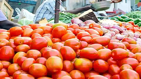 अभी और खट्टा होगा टमाटर !
