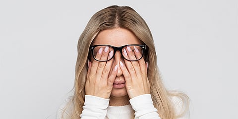Dry Eyes : सूख गया है आंखों का पानी तो इन घरेलू नुस्खों से दूर करें दर्द