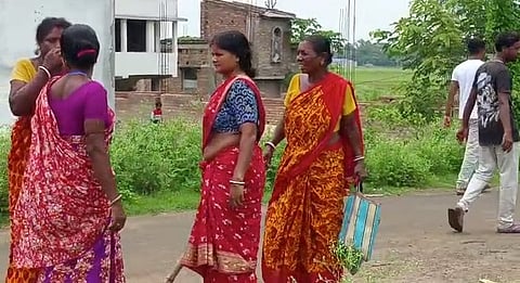 WB Panchayat Election : पानी में तैरता दिखा Ballot Box, देखें वीडियो