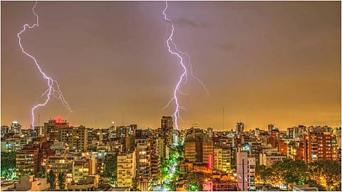 जानें क्यों खराब मौसम में बिजली कड़कने पर मोबाइल चलाने से टोका जाता है?