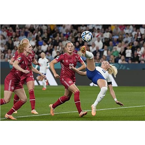 मैच के दौरान इंग्लैंड की क्लो केली डेनमार्क की जैनी थॉमसन के बगल में साइकिल किक मारने का प्रयास करती हुईं