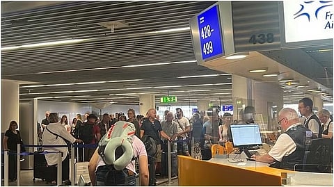 Indians Struck : यहां अचानक फंस गये हजारों भारतीय