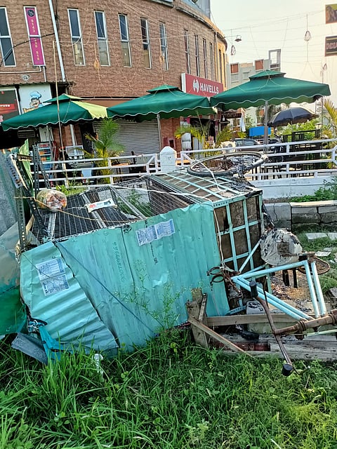 न्यू टाउन में हॉकर की दुकान में तोड़फोड़ एवं आगजनी