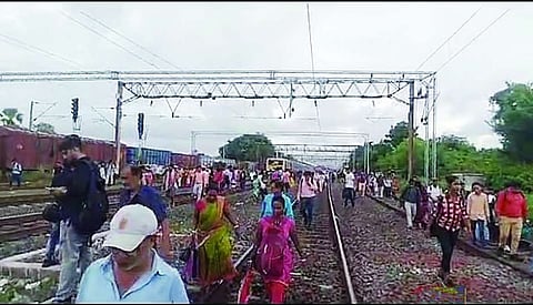 Howrah News : ट्रेन का ओवरहेड तार टूटकर गिरा, दहशत में कूदे यात्री