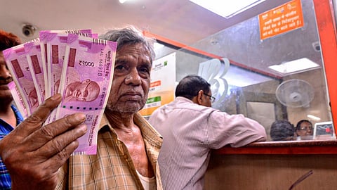 RBI ने दिया बड़ा झटका, अब खाते से निकाल पाएंगे सिर्फ इतने रुपये…