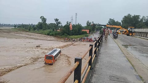 Bijnor News: नदी में फंस गई हरिद्वार जा रही बस, हैरान करने वाला आया वीडियो