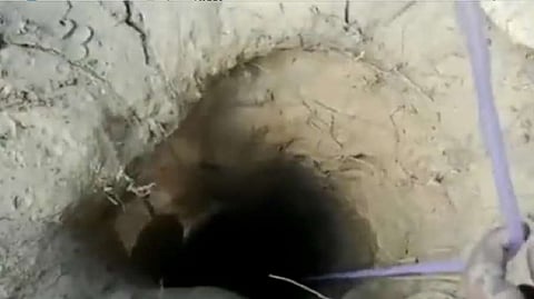 Bihar: 150 फीट गहरे बोरवेल में गिरा 4 साल का मासूम