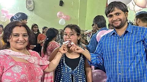 Menstruation Celebration: Happy Periods गाकर पिता ने बेटी के पहले पीरियड्स को किया सेलिब्रेट