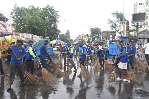 जनसभा के खत्म होते ही केएमसी के सफाई कर्मियों ने की सफाई