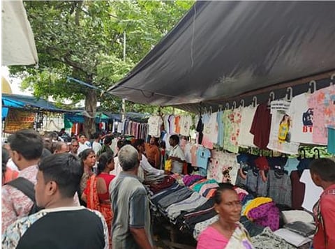 शहीद दिवस पर फेरीवालों की हुई जमकर कमाई, तो दुकानों पर भी उमड़ी भीड़