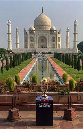 क्रिकेट विश्व कप की ट्रॉफी पहुंची ताजमहल, देखें तस्वीरें