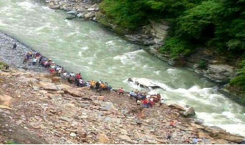 बैरा नदी में गिरा पुलिस का वाहन