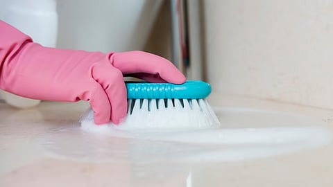 काला हो गया है मार्बल का फ्लोर तो इन आसान हैक्स की मदद से करें सफाई