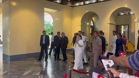 राजभवन और नवान्न में जारी तनातनी के बीच सीएम ममता पहुंची राज्यपाल से मिलने