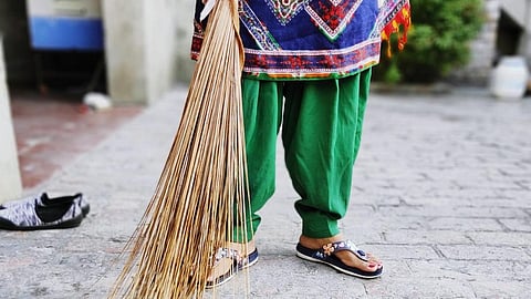 Vastu Tips : घर से बाहर निकलते समय कोई झाड़ू लगाता हुआ दिख जाए तो मिलते हैं ये संकेत