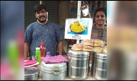 बढ़िया जॉब होने के बावजूद MBA पास यह Couple आखिर क्यों सड़क पर बेच रहा पोहा-पराठा?