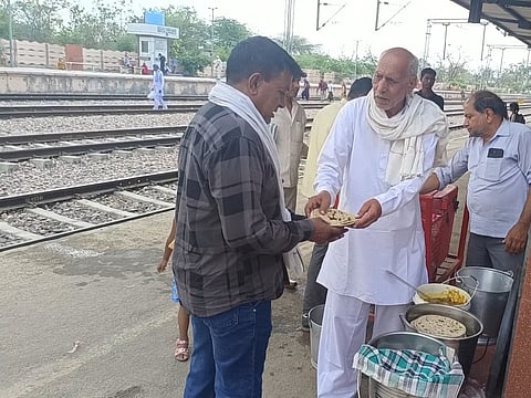 भारत का वो इकलौता रेलवे स्टेशन जो पिछले 65 सालों से भूखे यात्रियों …