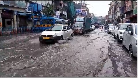 Kolkata Rains: बेहाला से हावड़ा तक भारी बारिश से बेहाल Kolkata, जानिए कल तक कैसा रहेगा मौसम