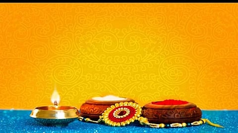 राखी बांधते समय बहनें जरूर पढ़े ये मंत्र, भाई से दूर रहेंगी हर बधाएं