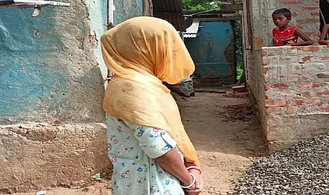 महिला ने दिया धरना