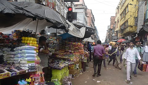 Kolkata News : अब भी नियमों को ताक पर रख फुटपाथों पर लग रहे हैं डाला