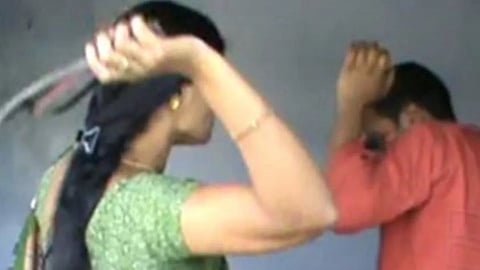 बीवी ने पति को किसी दूसरी औरत संग देखा तो चप्पल से पीटा, साले ने कहा ऐसा …
