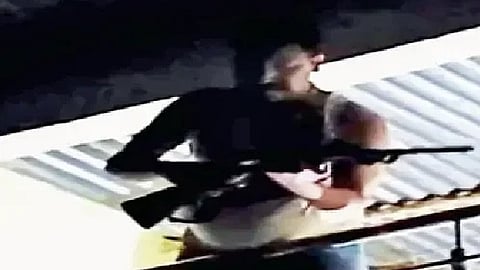 फायरिंग करता आरोपी गार्ड