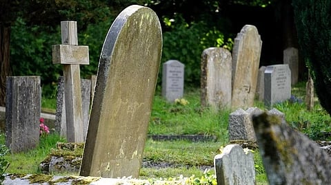 खौफनाक : कब्र से आ रही थी चीखने की आवाज, खोदकर निकाला तो पांव तले खिसक गई जमीन