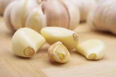 Lahsun ke Totke: लहसुन के ये आसान टोटके चमकाते हैं किस्मत, भर जाती है धन की तिजोरी