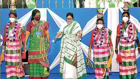 आज विश्व आदिवासी दिवस पर झाड़ग्राम में ममता