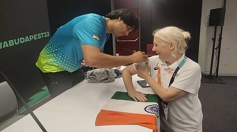 महिला ने मांगा था तिरंगे पर ऑटोग्राफ, Neeraj Chopra ने किया …