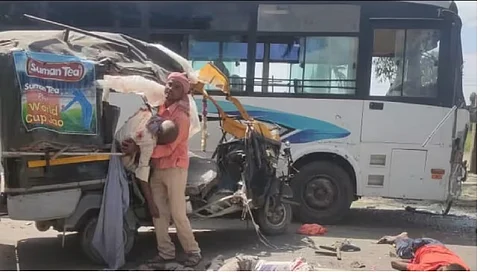 ऑटो-बस की भीषण टक्कर ( सोर्स- इंटरनेट)